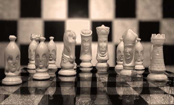 Is there a free online chess game?